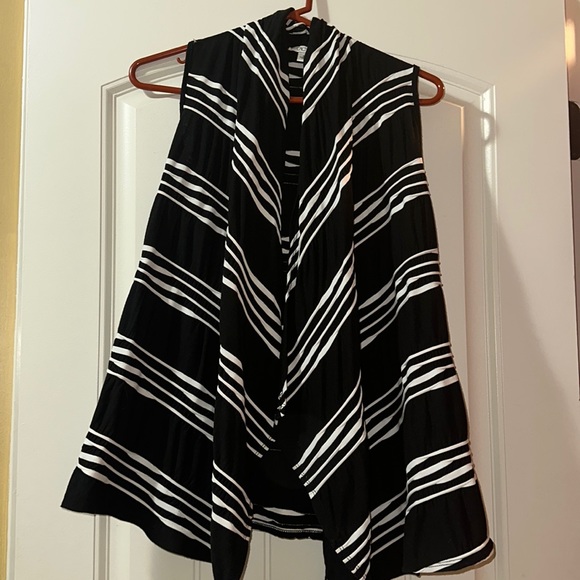 💘 Cache black and white vest - Picture 1 of 3